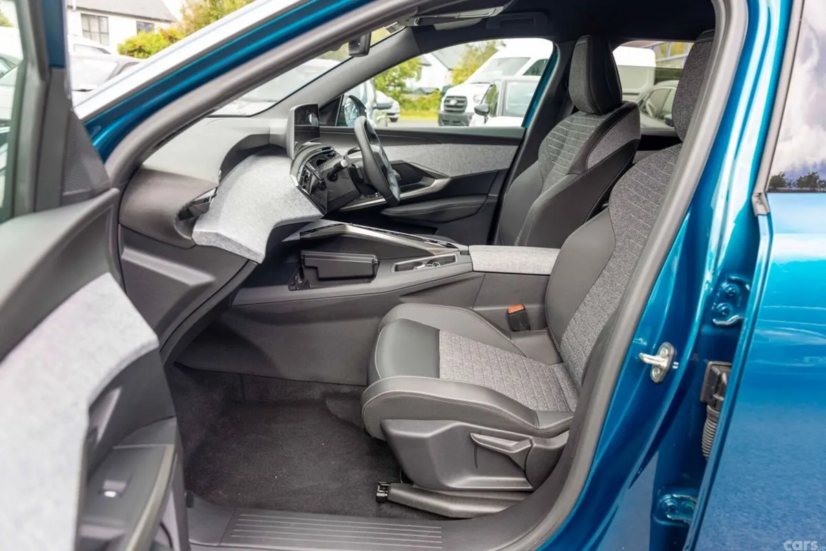 Peugeot 5008 MPV, Petrol, 2026, Blue