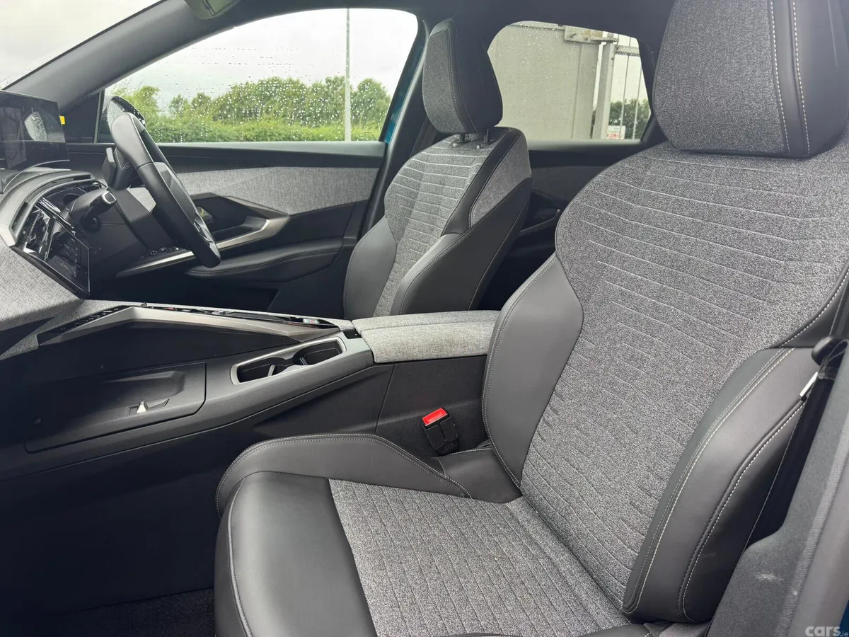 Peugeot 3008 MPV, Petrol, 2025, Blue