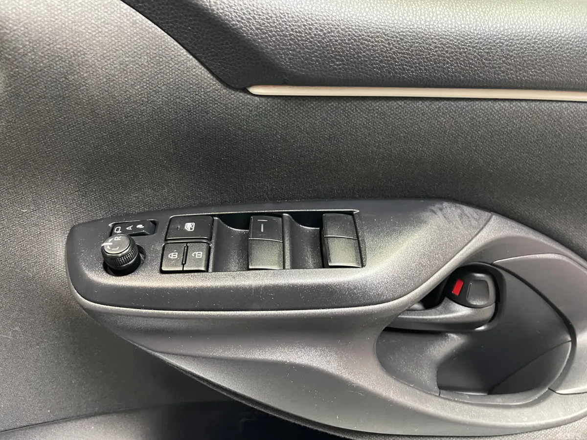 Toyota Yaris Hatchback, Petrol Hybrid, 2021, Silver