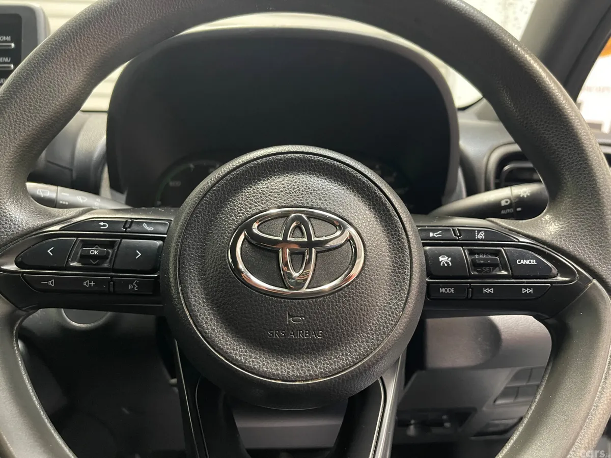 Toyota Yaris Hatchback, Petrol Hybrid, 2021, Silver