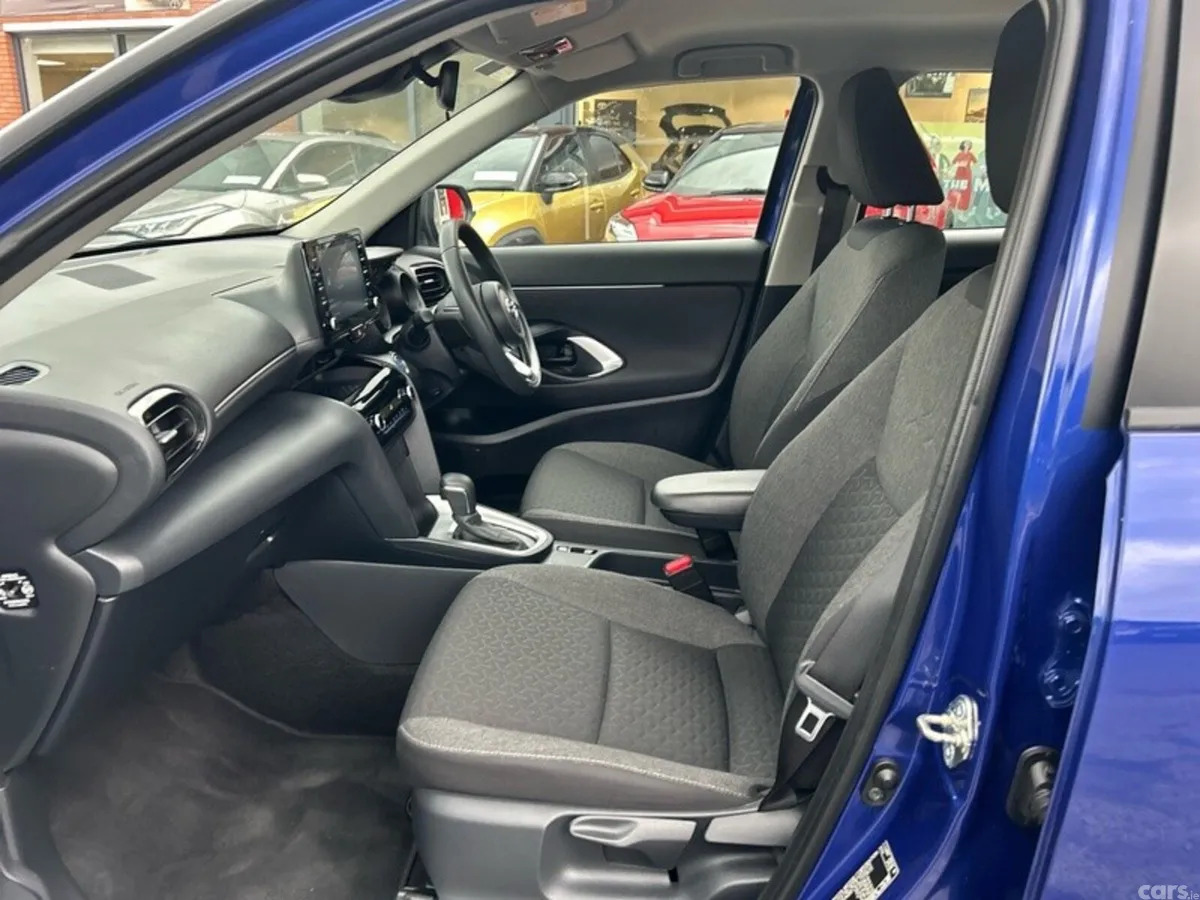 Toyota Yaris Cross Hatchback, Petrol Hybrid, 2023, Blue