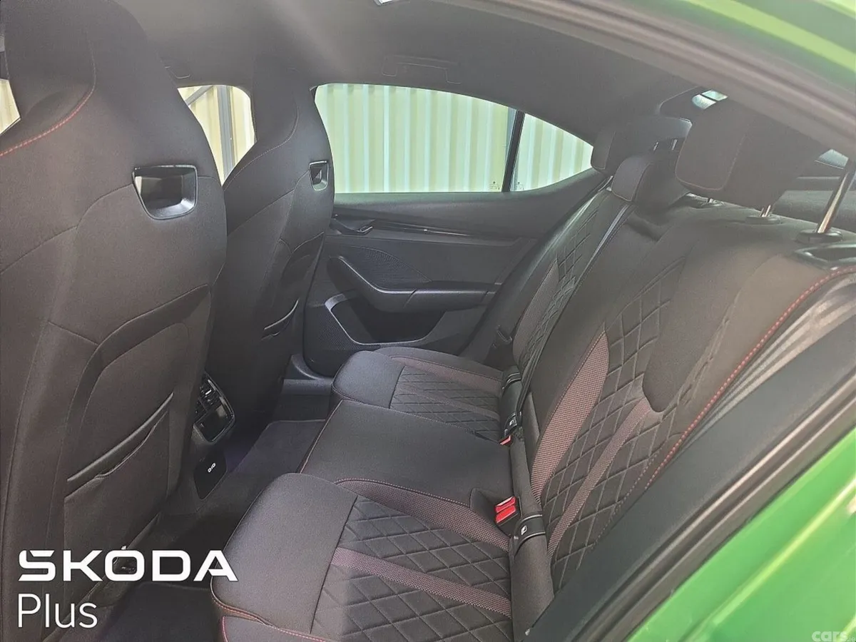 Skoda Octavia Saloon, Diesel, 2024, Green