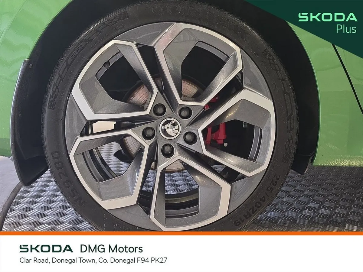 Skoda Octavia Saloon, Diesel, 2024, Green