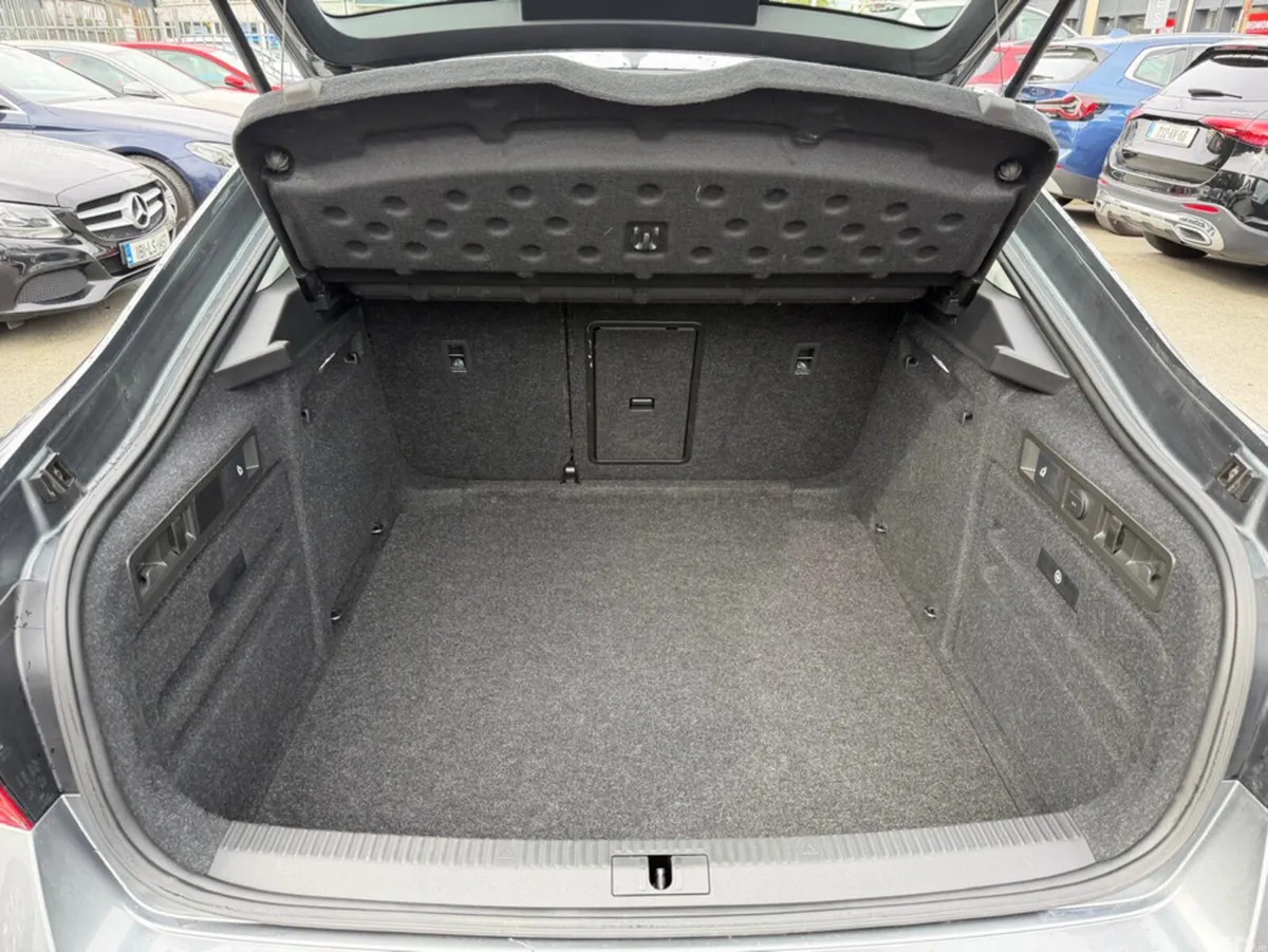 Skoda Superb Hatchback, Diesel, 2023, Grey