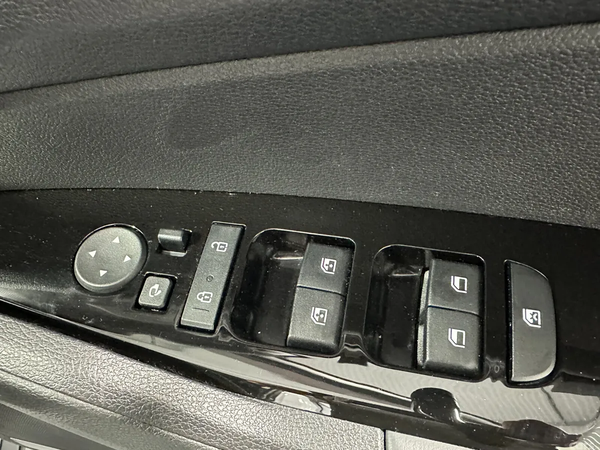 Kia Sportage SUV, Petrol Plug-in Hybrid, 2023, White