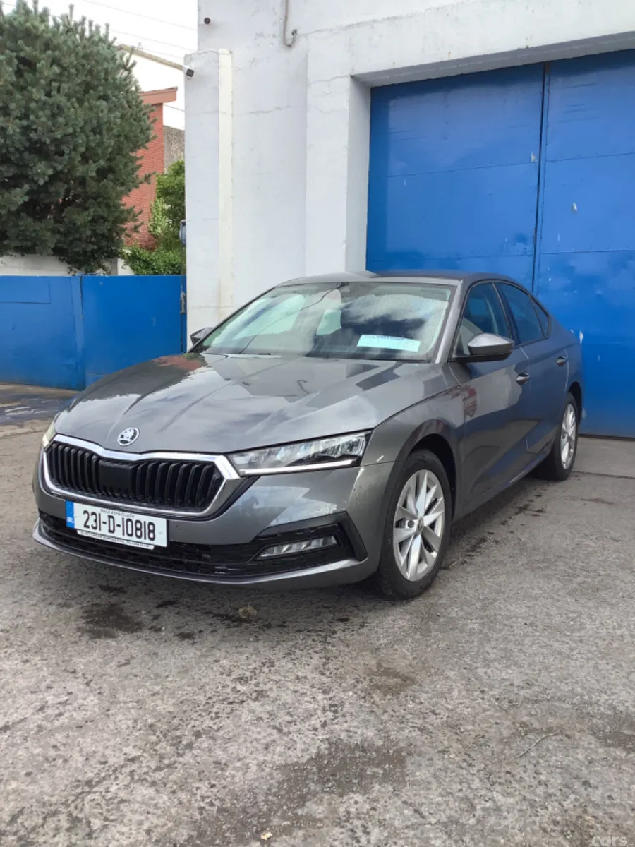 Skoda Octavia Saloon, Diesel, 2023, Grey