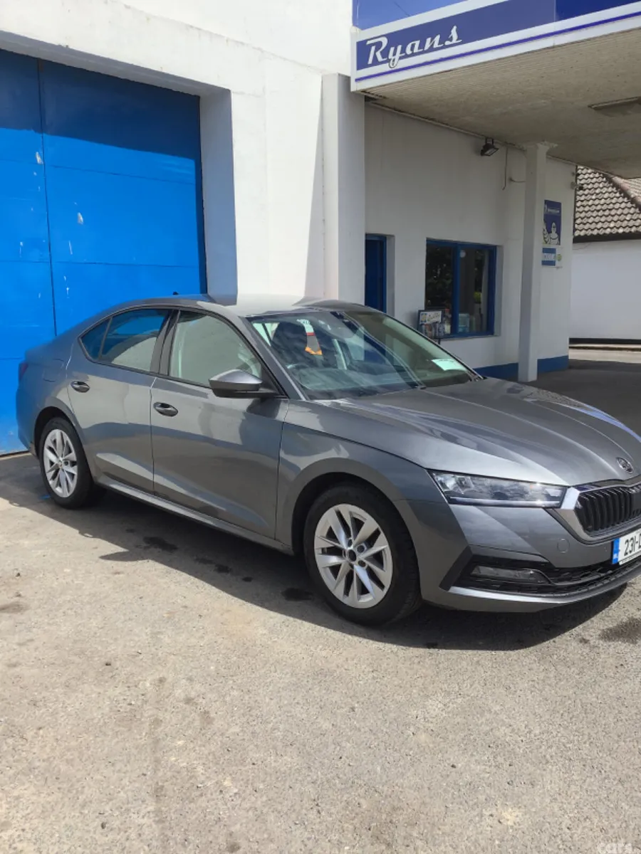 Skoda Octavia Saloon, Diesel, 2023, Grey