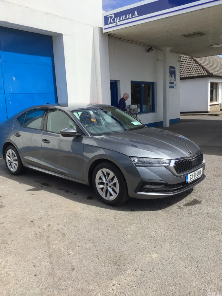 Skoda Octavia Saloon, Diesel, 2023, Grey