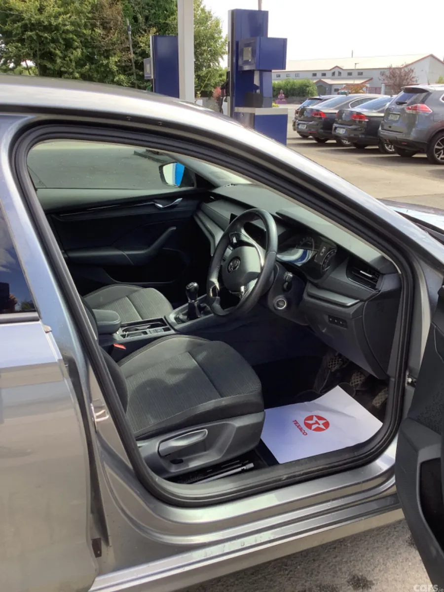 Skoda Octavia Saloon, Diesel, 2023, Grey