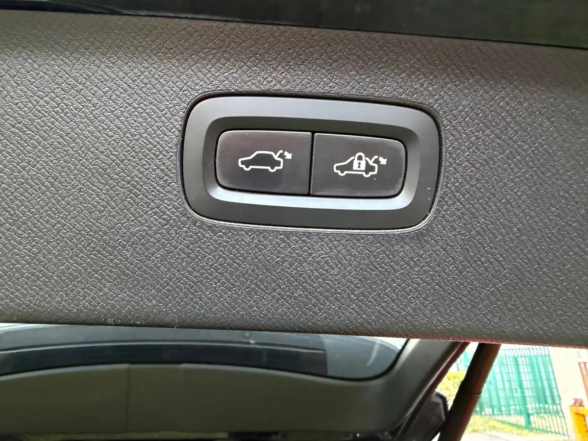 Volvo XC90 SUV, Petrol Plug-in Hybrid, 2016, Black