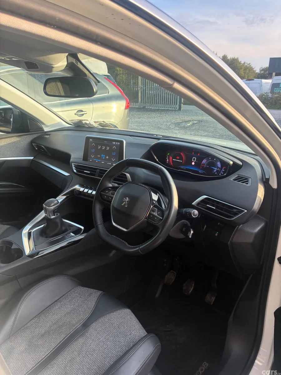 Peugeot 5008 MPV, Diesel, 2019, White
