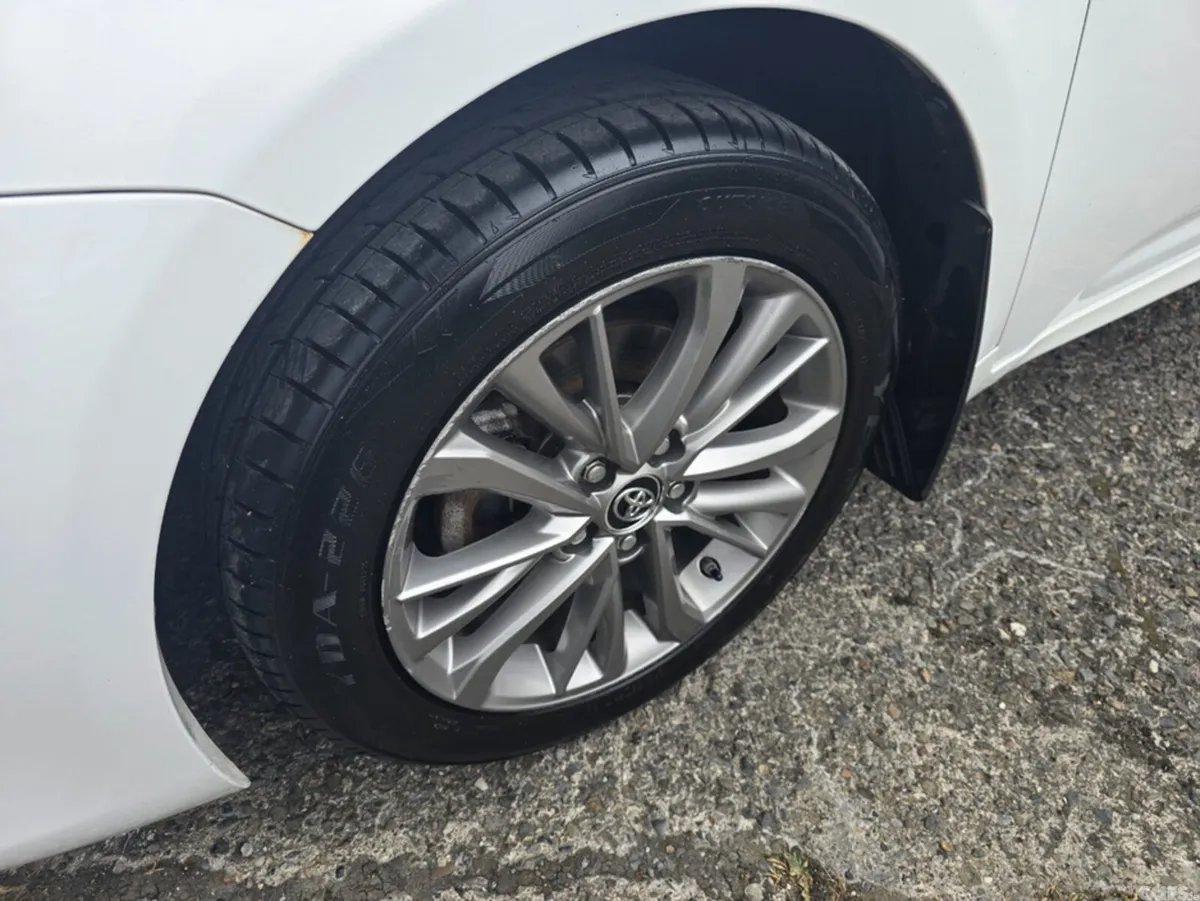 Toyota Avensis Saloon, Diesel, 2017, White
