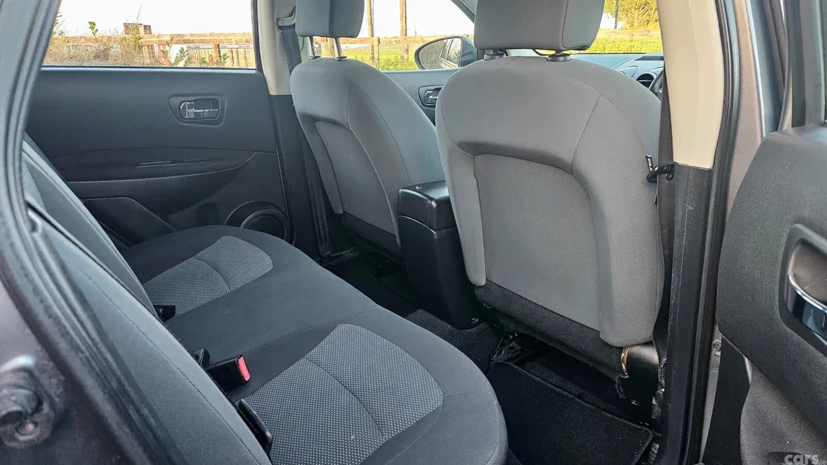Nissan Qashqai Hatchback, Diesel, 2013, Grey