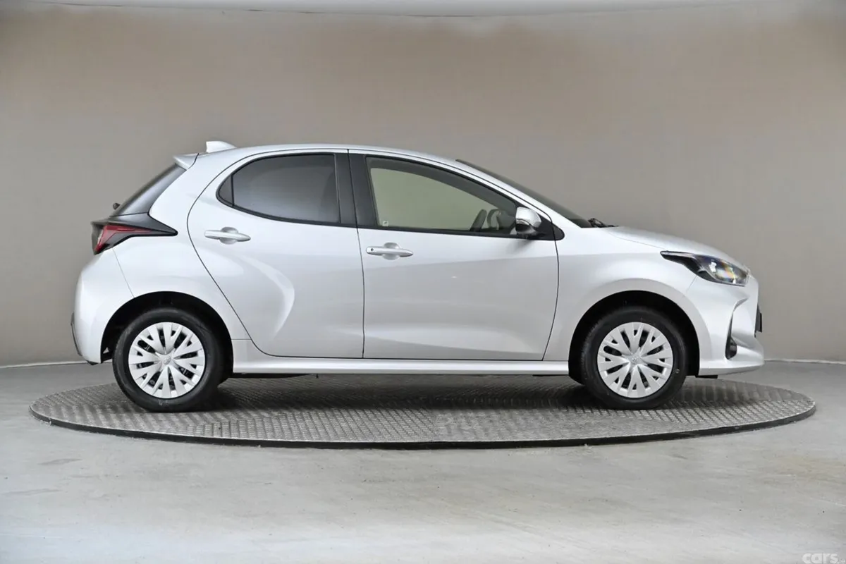 Toyota Yaris Hatchback, Petrol Hybrid, 2022, Silver