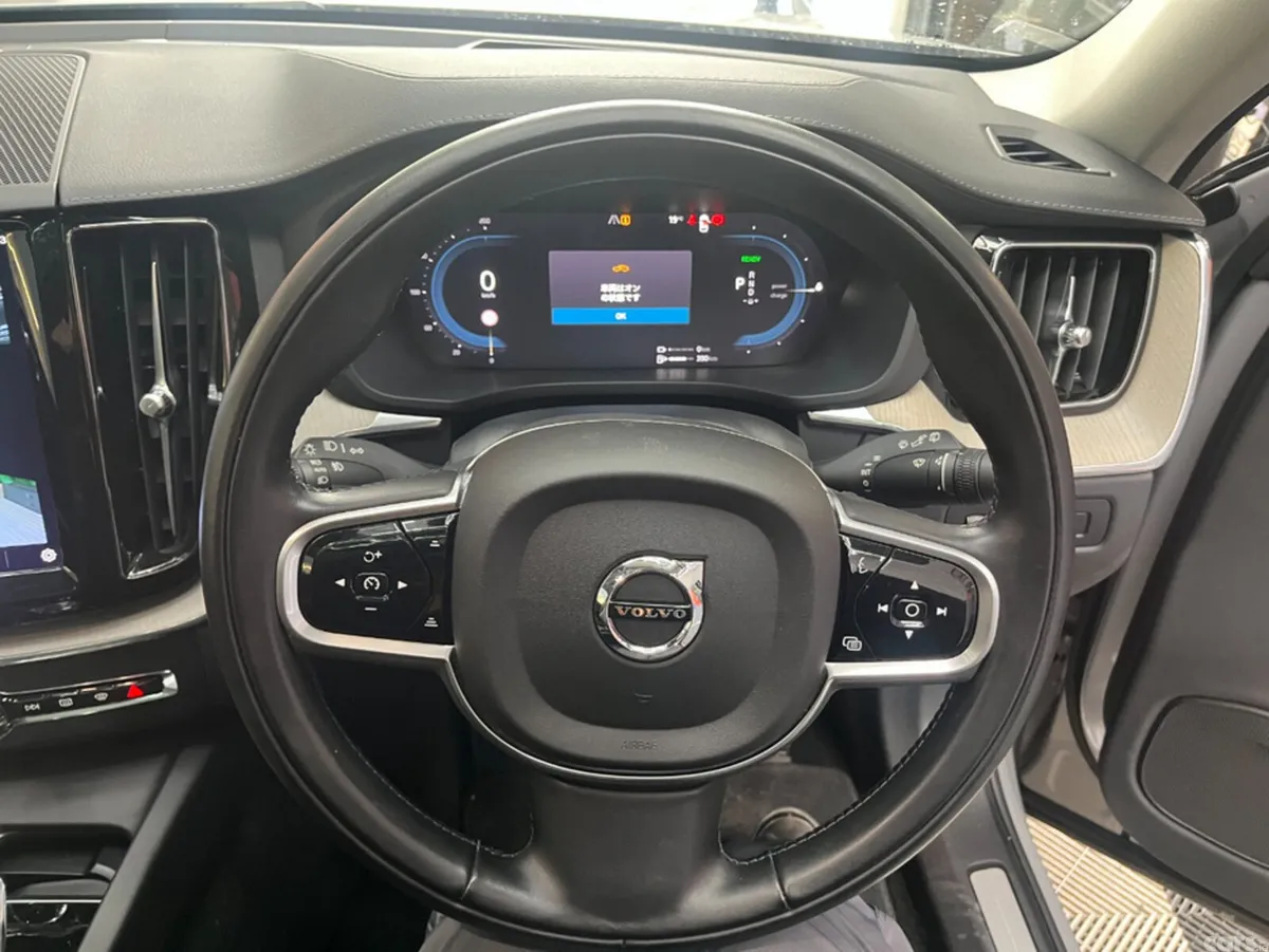 Volvo XC60 SUV, Petrol, 2022, Silver