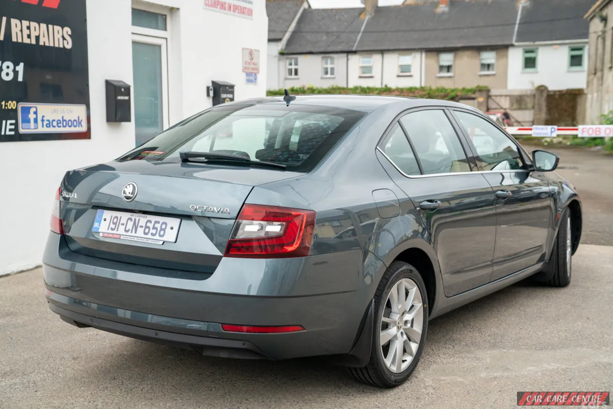 Skoda Octavia Saloon, Diesel, 2019, Grey