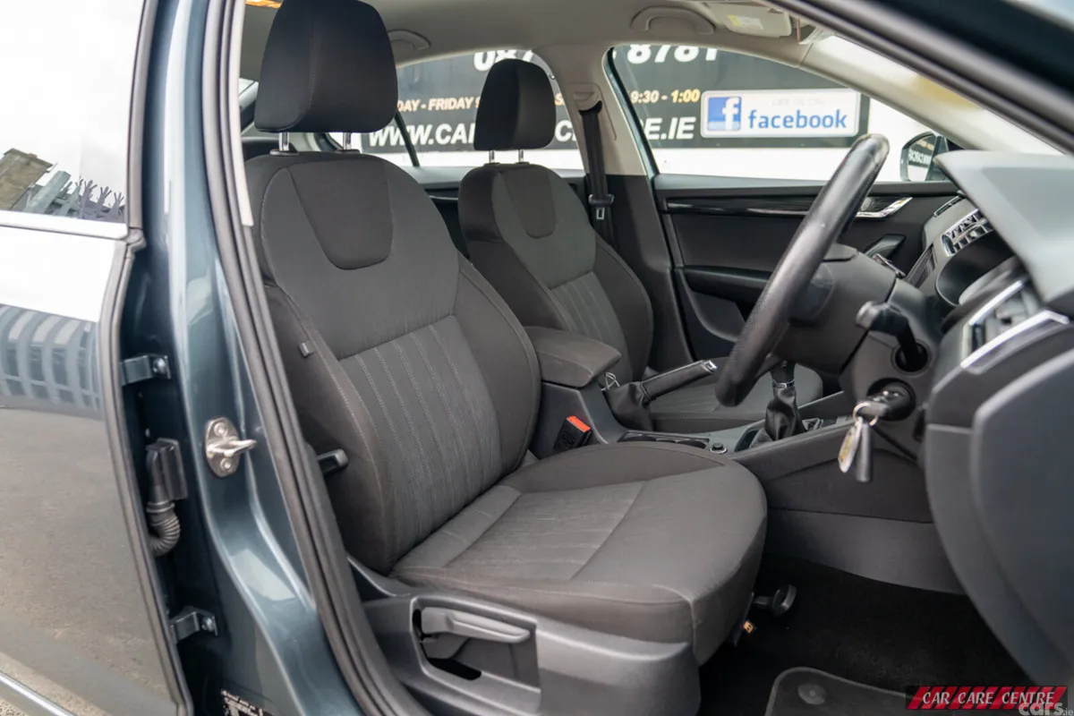 Skoda Octavia Saloon, Diesel, 2019, Grey