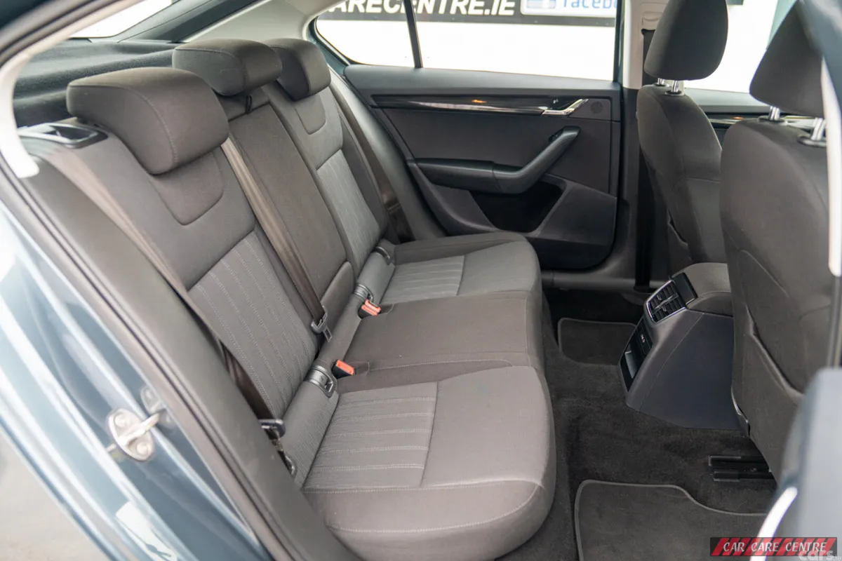 Skoda Octavia Saloon, Diesel, 2019, Grey