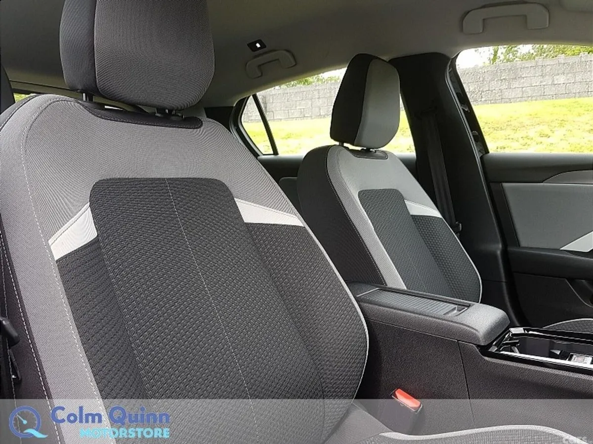 Opel Astra Hatchback, Petrol, 2023, Black
