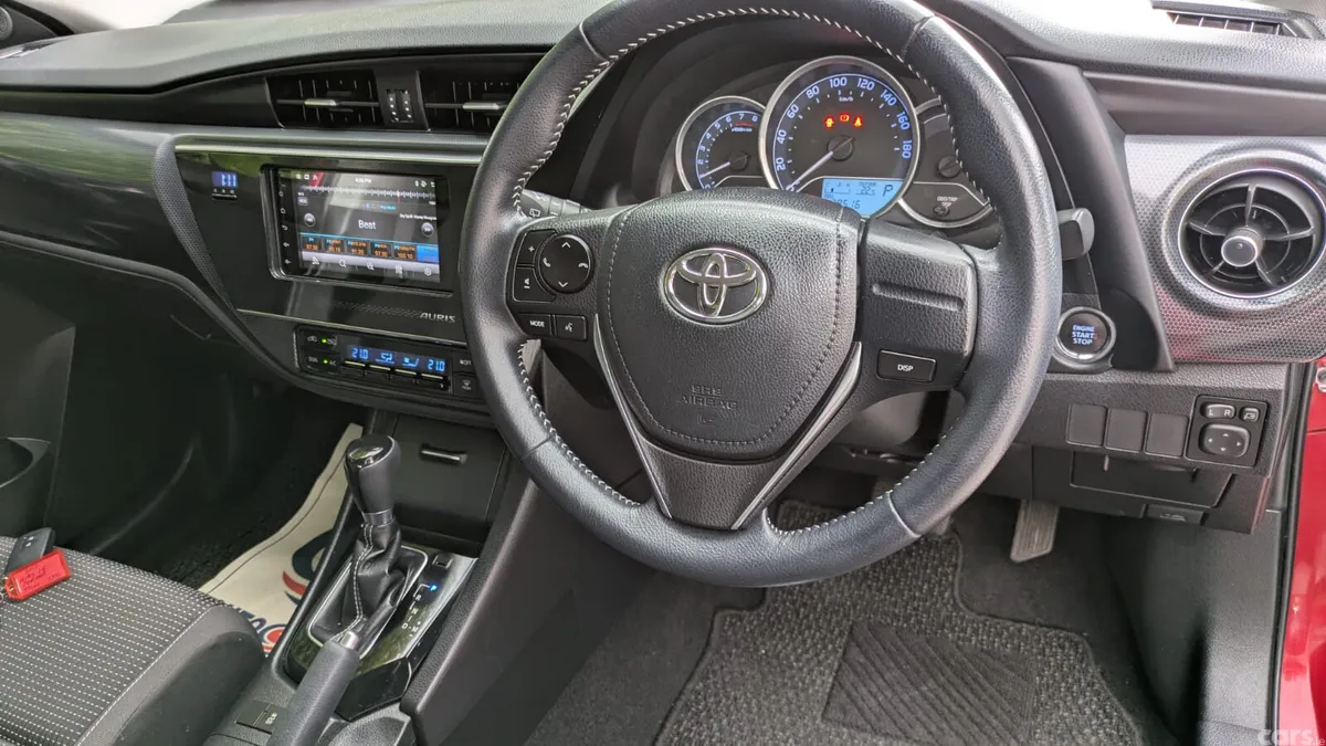 Toyota Auris Hatchback, Petrol, 2017, Red