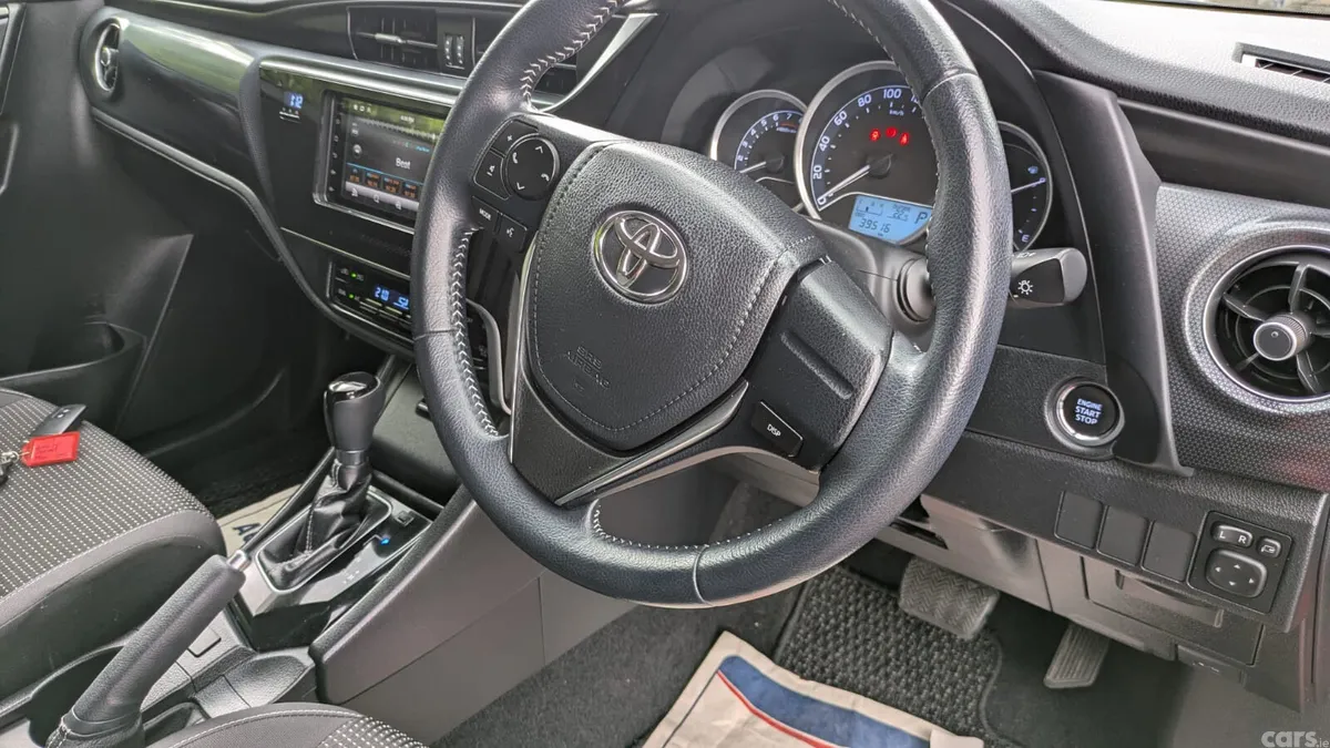 Toyota Auris Hatchback, Petrol, 2017, Red