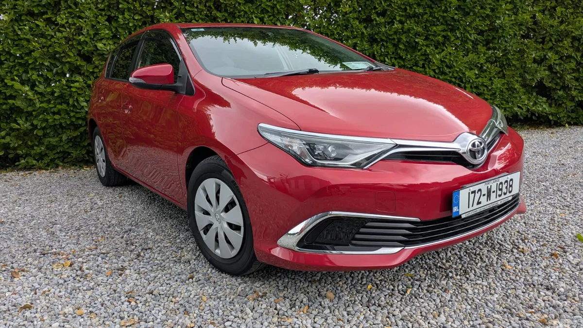 Toyota Auris Hatchback, Petrol, 2017, Red