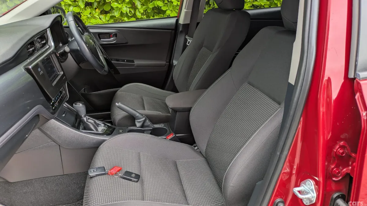 Toyota Auris Hatchback, Petrol, 2017, Red