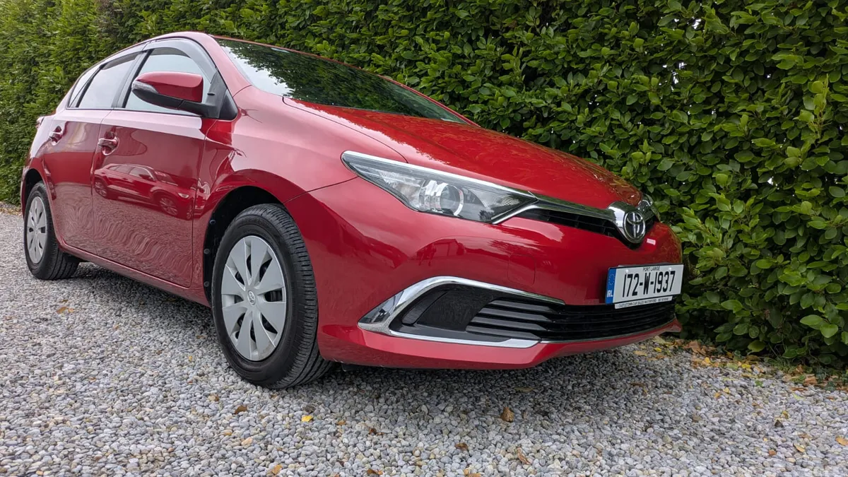 Toyota Auris Hatchback, Petrol, 2017, Red