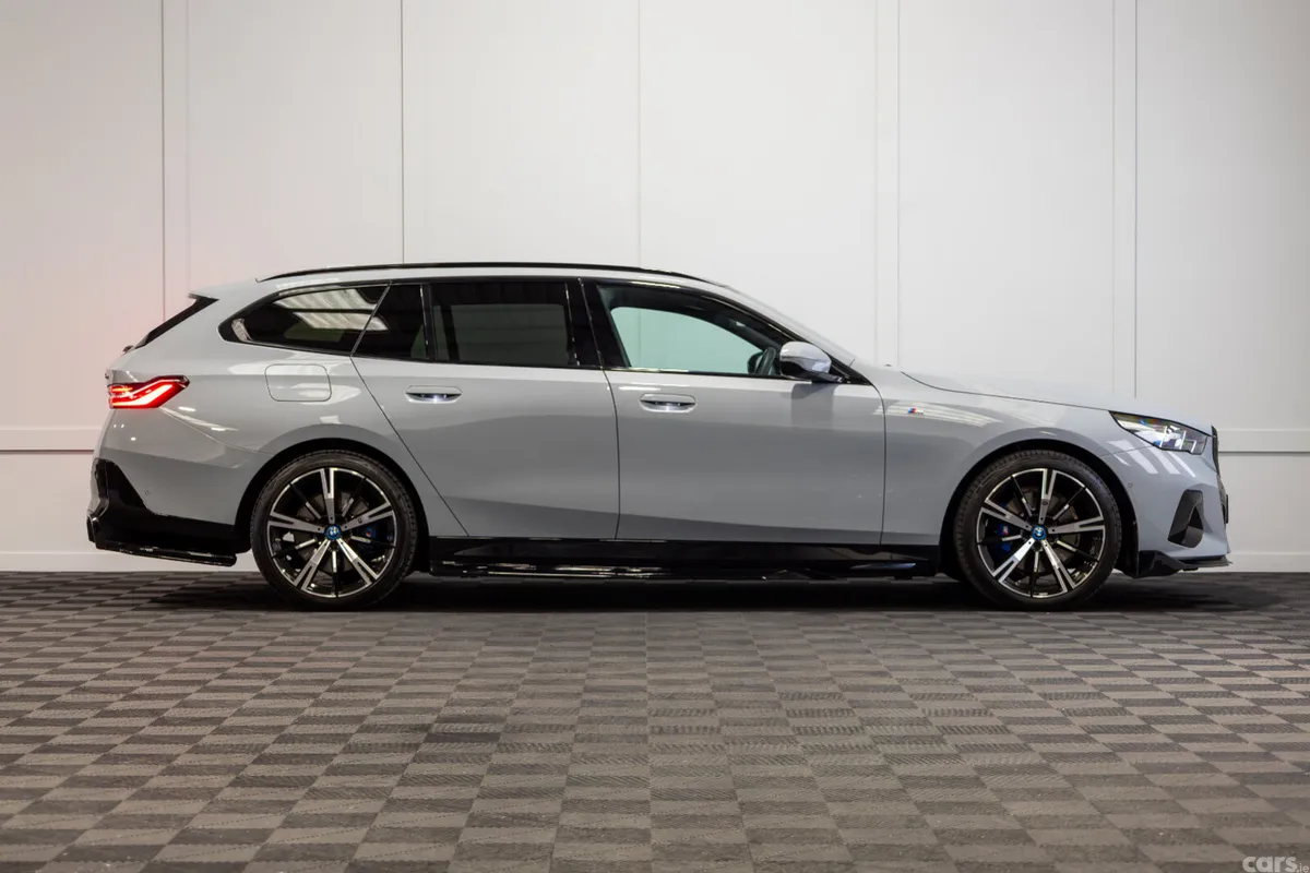 BMW 5-Series Estate, Petrol Plug-in Hybrid, 2025, Grey