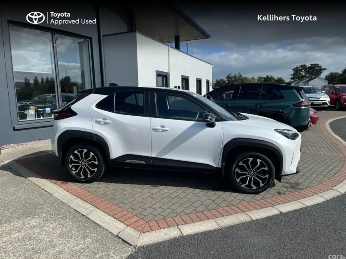 Toyota Yaris Cross Hatchback, Petrol Hybrid, 2023, White