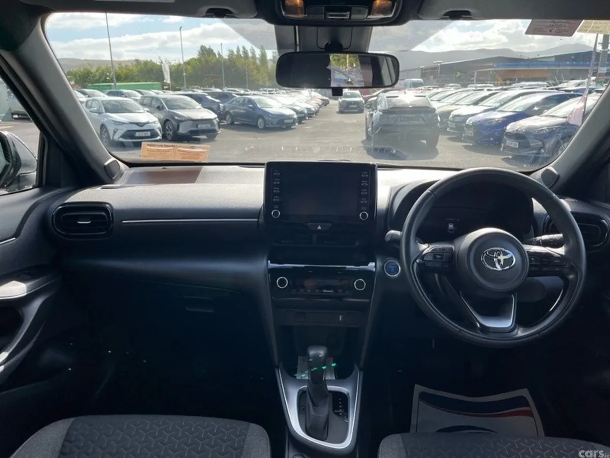Toyota Yaris Cross Hatchback, Petrol Hybrid, 2023, White