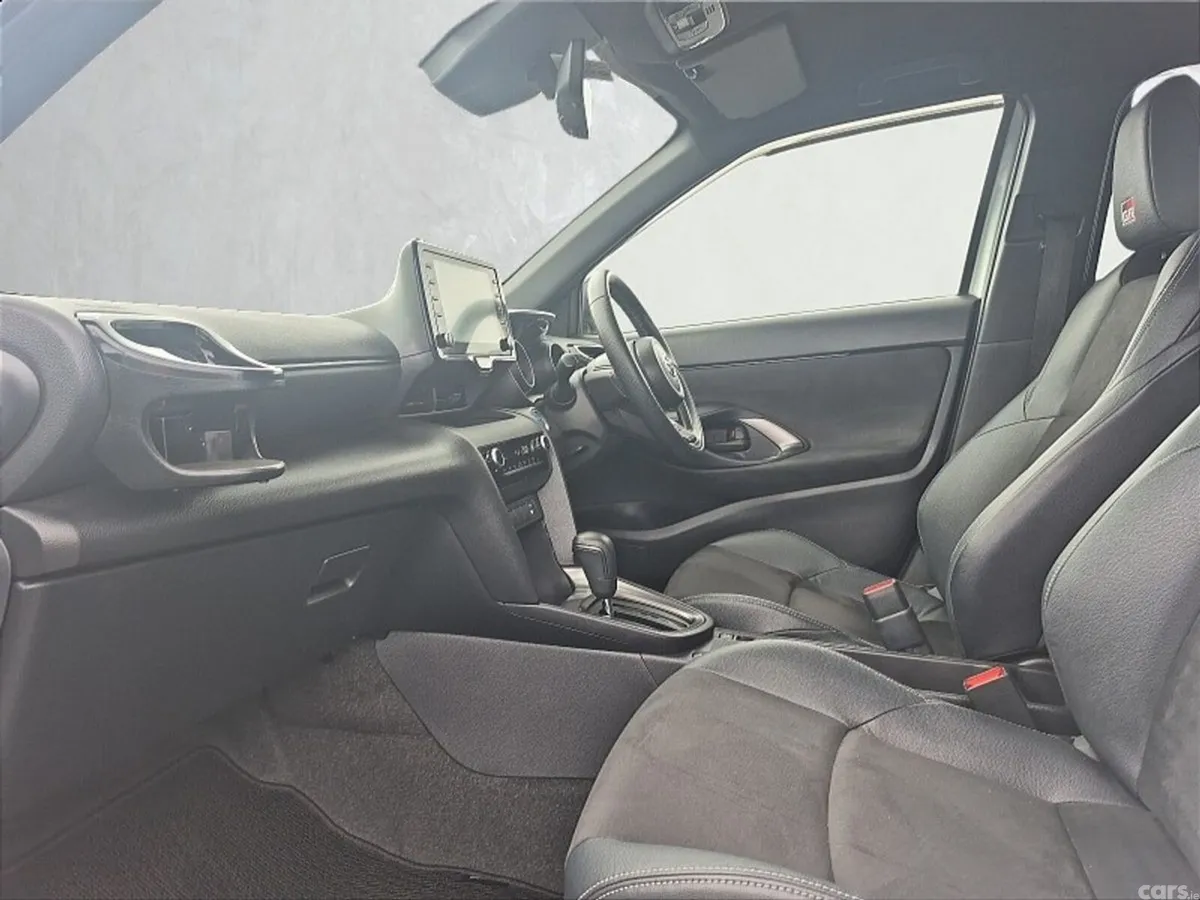 Toyota Yaris Cross Hatchback, Petrol Hybrid, 2023, White