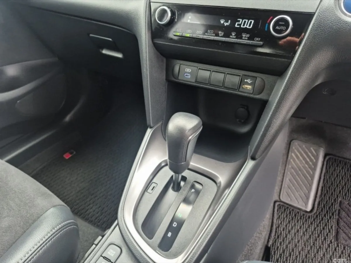 Toyota Yaris Cross Hatchback, Petrol Hybrid, 2023, White