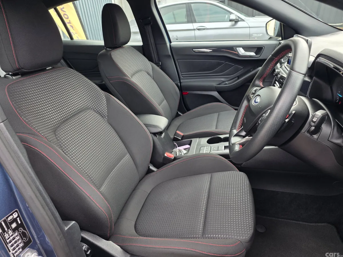 Ford Focus Hatchback, Diesel, 2020, Blue