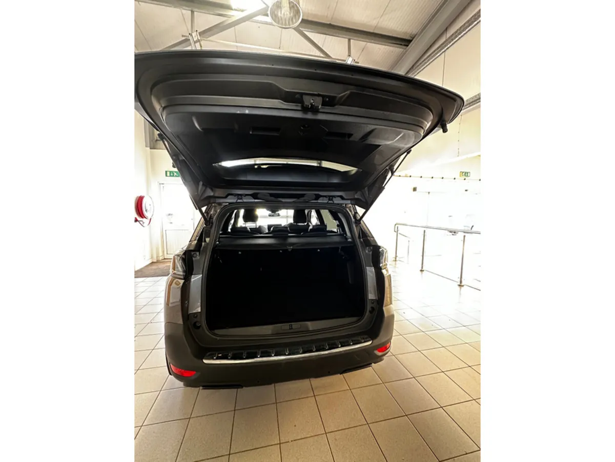 Peugeot 5008 MPV, Diesel, 2024, Grey