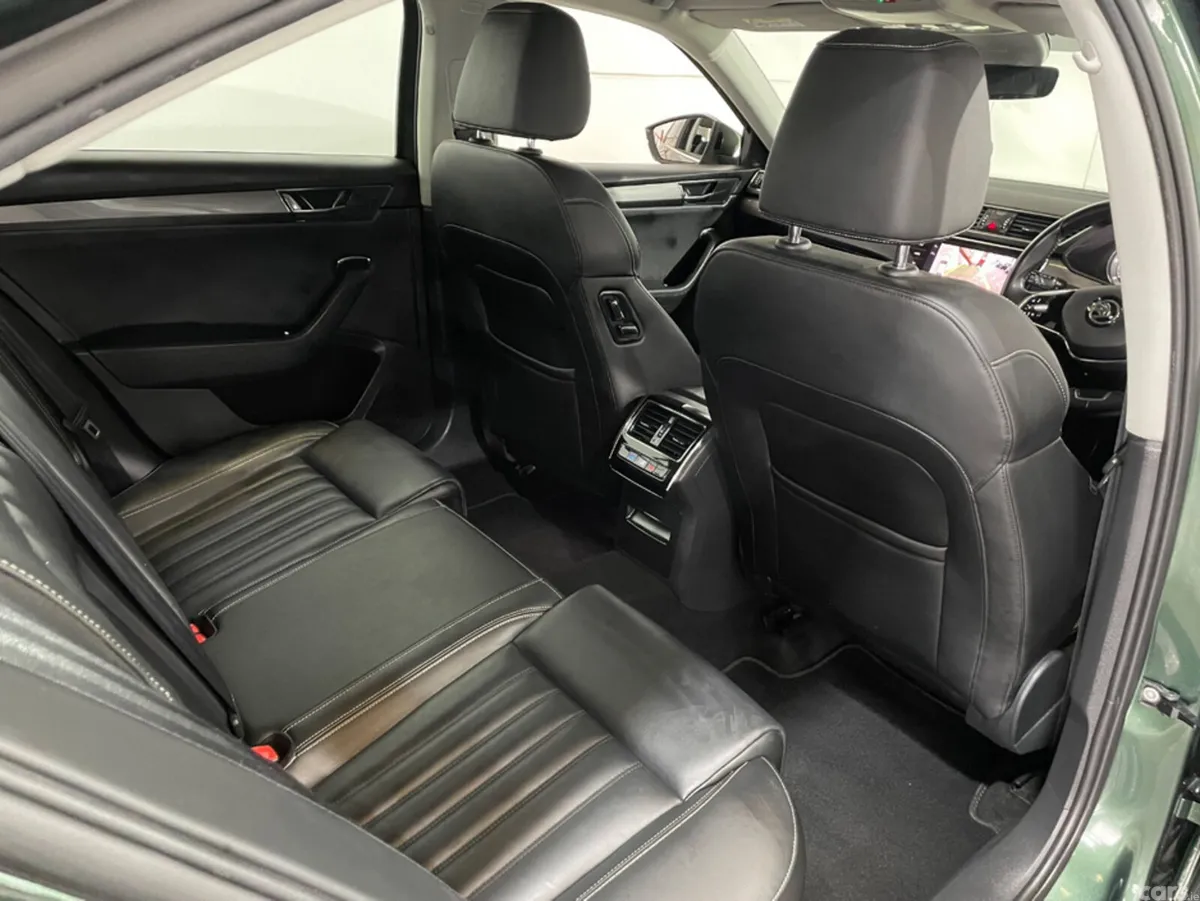 Skoda Superb Hatchback, Diesel, 2021, Green