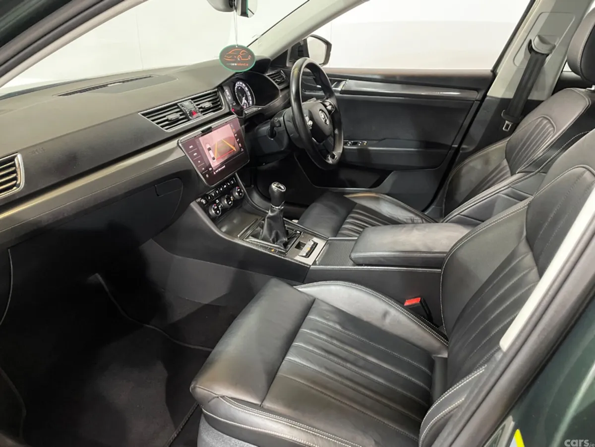 Skoda Superb Hatchback, Diesel, 2021, Green