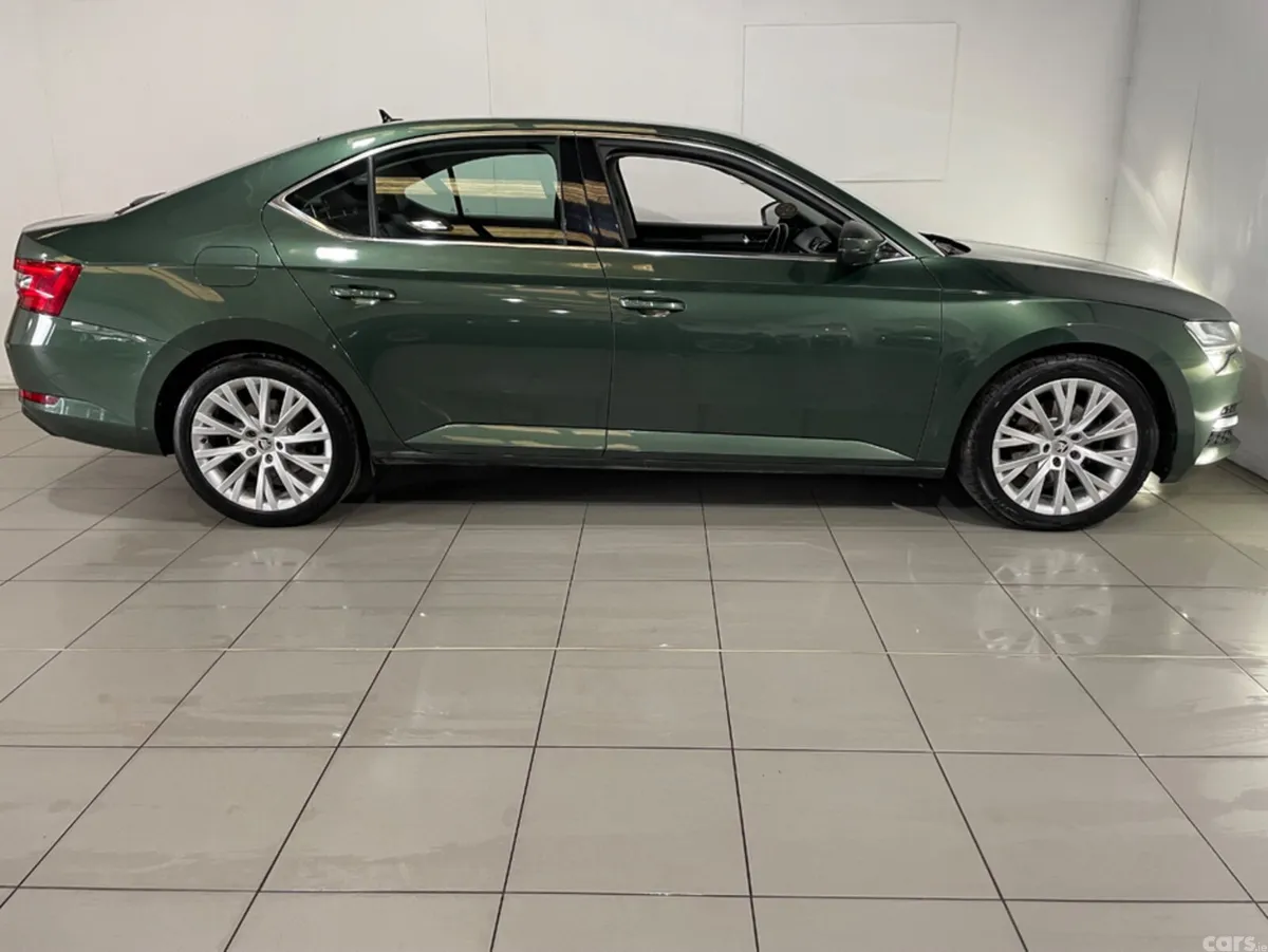 Skoda Superb Hatchback, Diesel, 2021, Green
