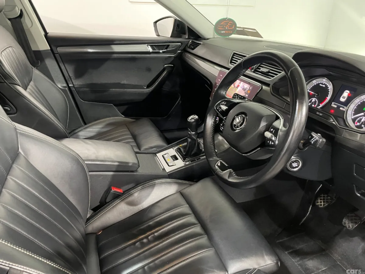 Skoda Superb Hatchback, Diesel, 2021, Green