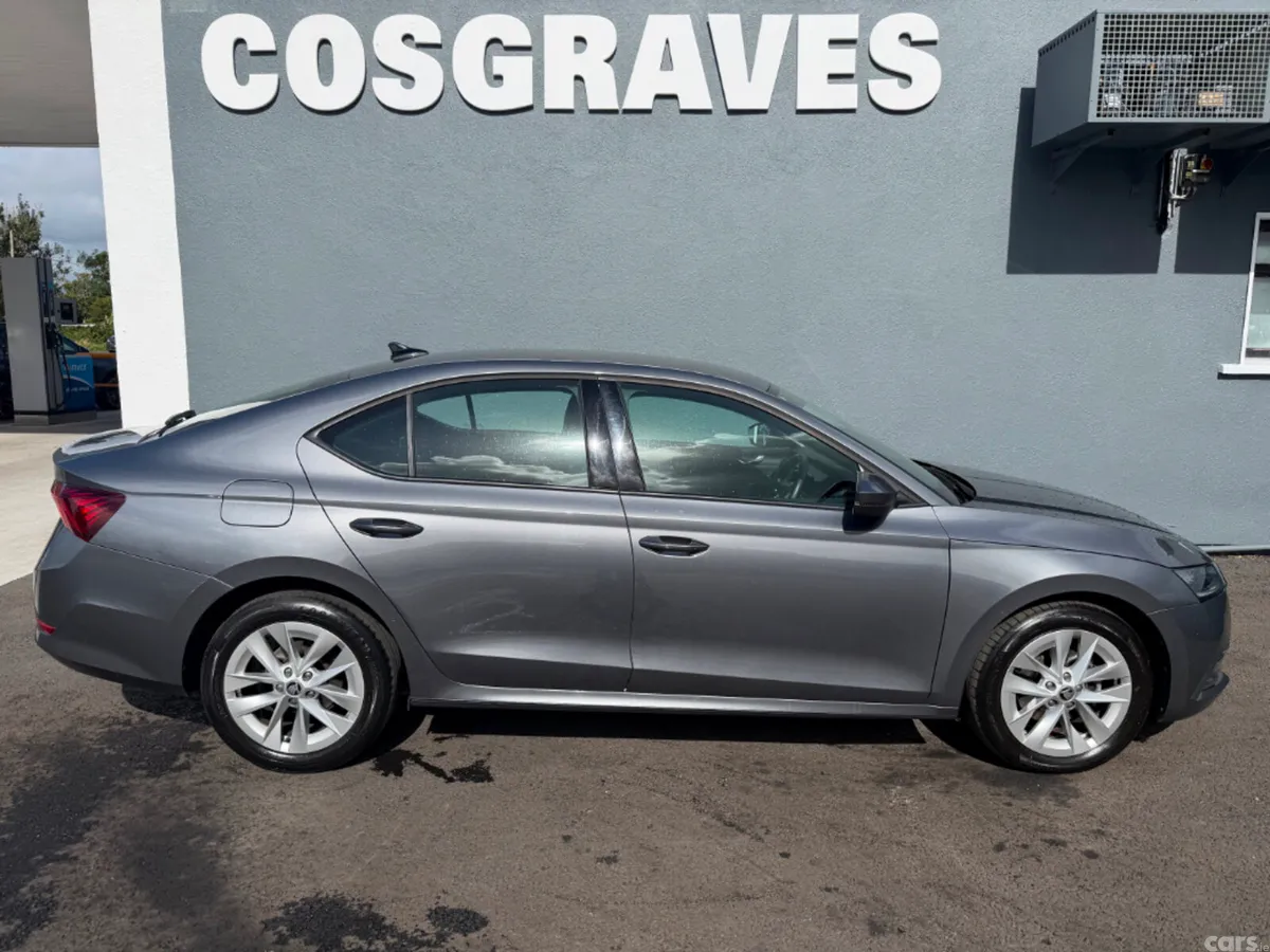Skoda Octavia Saloon, Diesel, 2023, Grey