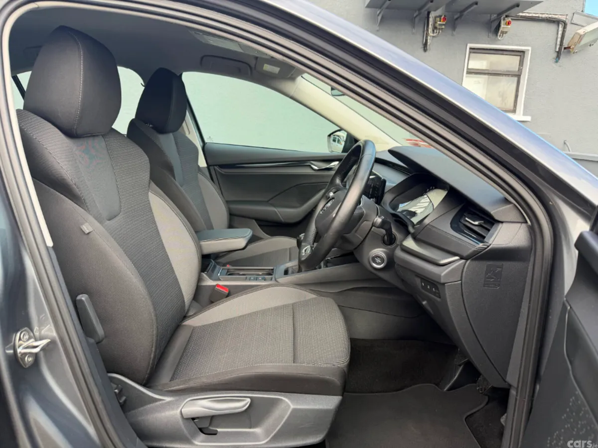Skoda Octavia Saloon, Diesel, 2023, Grey