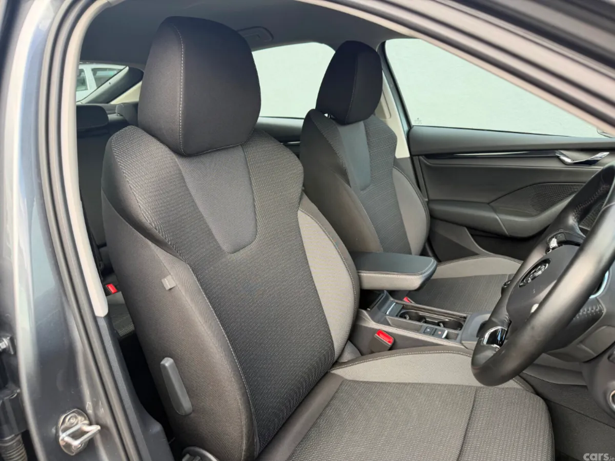 Skoda Octavia Saloon, Diesel, 2023, Grey