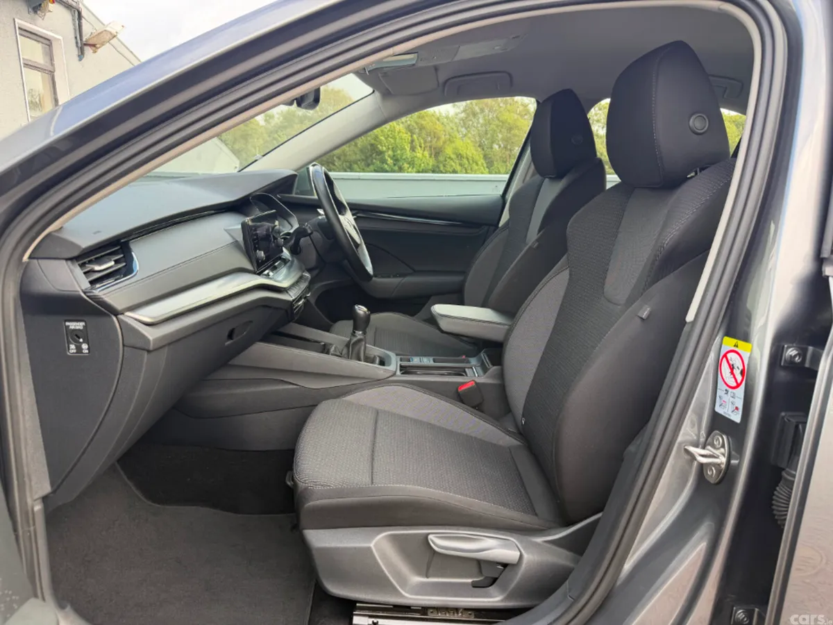 Skoda Octavia Saloon, Diesel, 2023, Grey