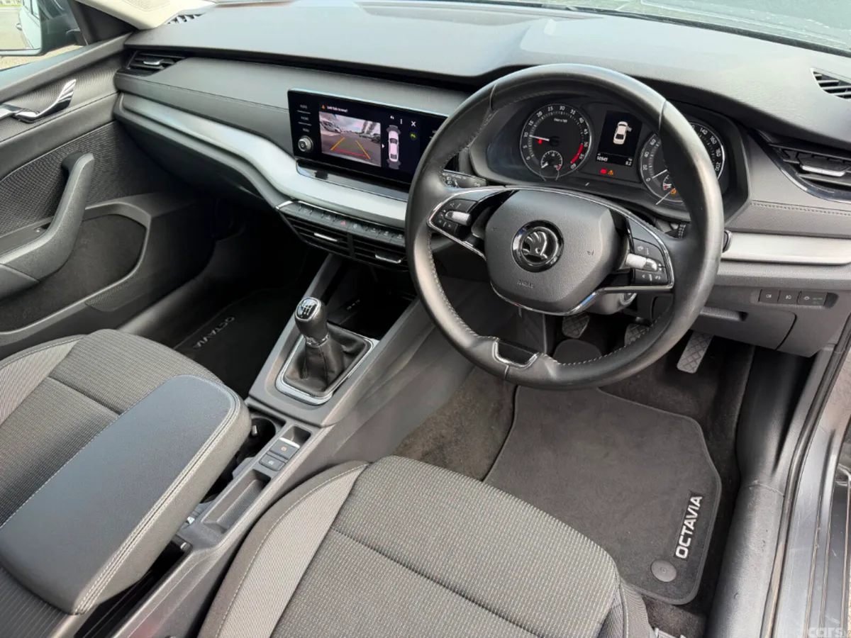 Skoda Octavia Saloon, Diesel, 2023, Grey
