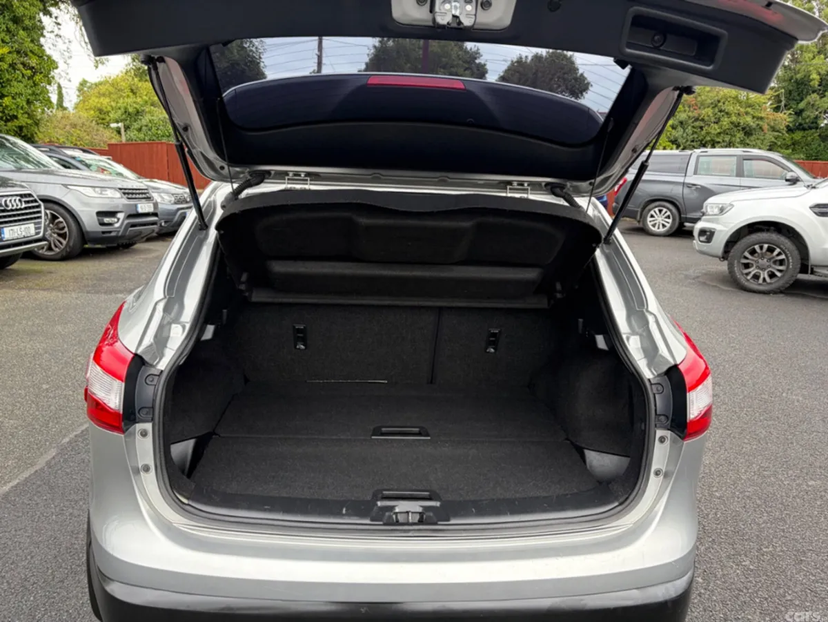 Nissan Qashqai MPV, Petrol, 2015, Silver