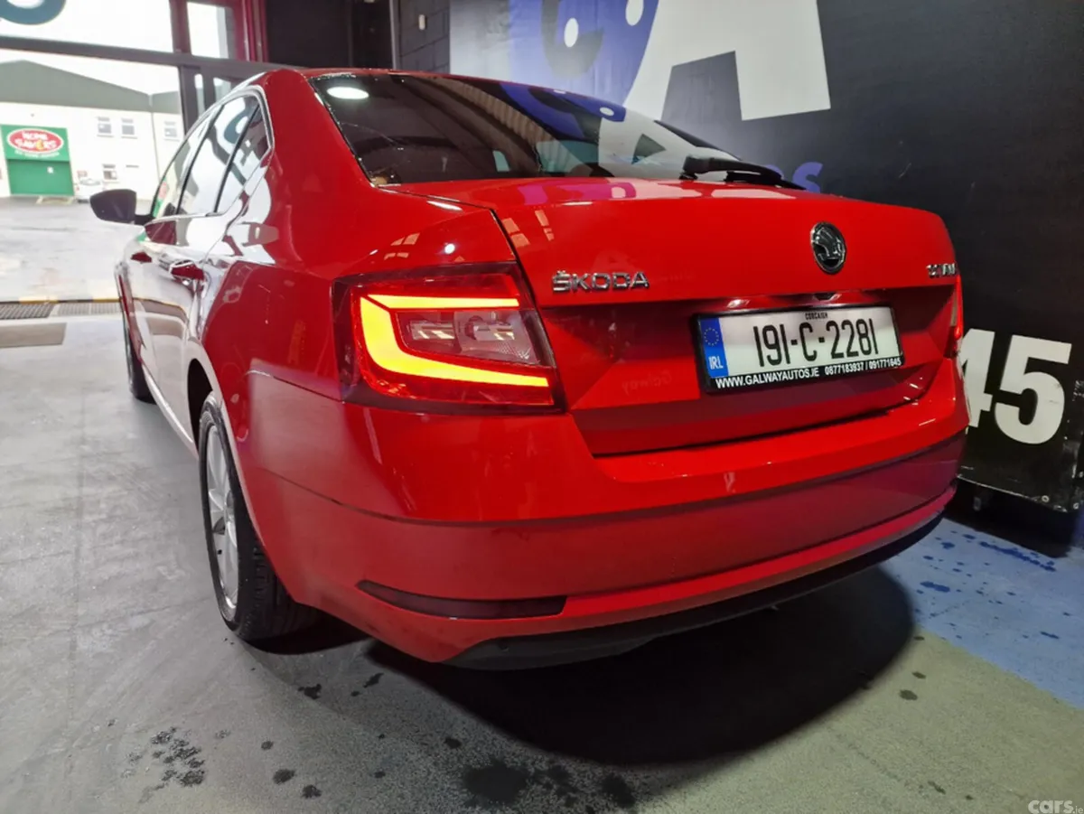 Skoda Octavia Hatchback, Petrol, 2019, Red