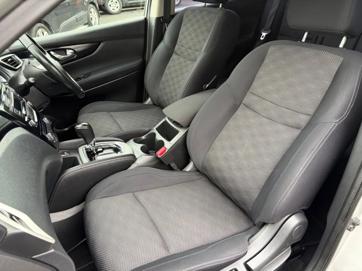 Nissan Qashqai MPV, Petrol, 2015, Silver