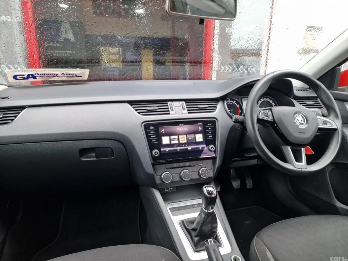 Skoda Octavia Hatchback, Petrol, 2019, Red