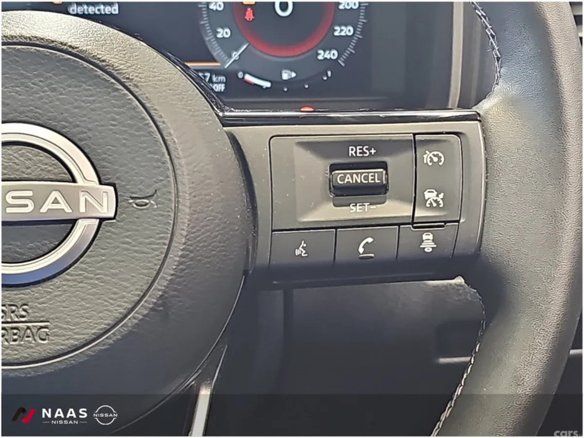 Nissan Qashqai MPV, Petrol, 2024, Red