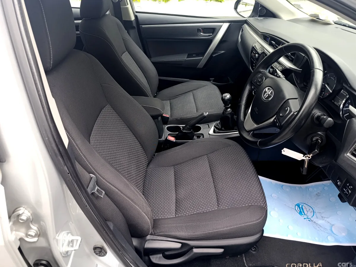 Toyota Corolla Saloon, Diesel, 2016, Silver
